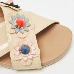 مملوكة مسبقًا Fendi Beige Patent Leather Flowerland Criss Cross Flat Slides Size 38
