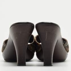 Pre Owned Fendi Brown Zucca Canvas And Leather Slide Sandals Size 39