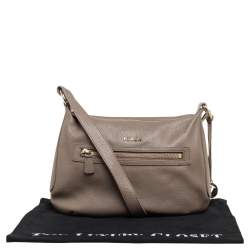 مملوكة مسبقًا حقيبة كروس فورلا جلد بيج داكن محبب بجيب أمامي