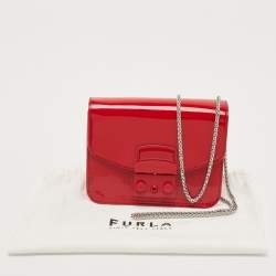 مملوكة مسبقًا Furla Red Patent Leather Mini Metropolis Crossbody Bag