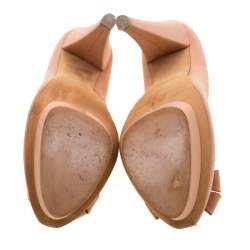 مملوكة مسبقًا حذاء كعب عالي جيامباتيستا فالي ساتان مزين بزهرة مقدمة مفتوحة نعل سميك بيج مقاس 38.5