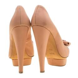 مملوكة مسبقًا حذاء كعب عالي جيامباتيستا فالي ساتان مزين بزهرة مقدمة مفتوحة نعل سميك بيج مقاس 38.5