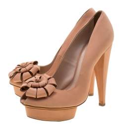 مملوكة مسبقًا حذاء كعب عالي جيامباتيستا فالي ساتان مزين بزهرة مقدمة مفتوحة نعل سميك بيج مقاس 38.5