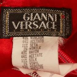 مملوكة مسبقًا فستان جياني فيرساتشي أحمر كريب سترابلس طويل مقاس صغير جداً.