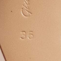 مملوكة مسبقًا صندل جيانفيتو روسي برباط كاحل جلد و بي في سي بيج مقاس 36