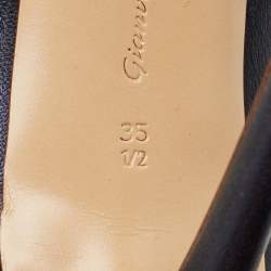 مملوكة مسبقًا Gianvito Rossi High Vamp Size 35.5 Navy Blue Leather Peep Toe Pumps