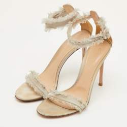 مملوكة مسبقًا Gianvito Rossi Caribe Size 39 Light Grey Satin Ankle Strap Sandals