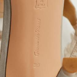 مملوكة مسبقًا Gianvito Rossi Caribe Size 39 Light Grey Satin Ankle Strap Sandals
