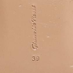 Pre Owned حذاء فلات بحزام حول الكاحل مرصع بالكريستال شفاف بي في سي جيانفيتو روسي مقاس 39