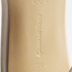 مملوكة مسبقًا صندل سلايد غينافيتو روسي إللي سويدي بيج لامع مقاس 39