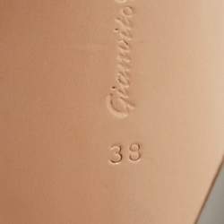 مملوكة مسبقًا Gianvito Rossi Alise Size 38 White Leather Slide Sandals