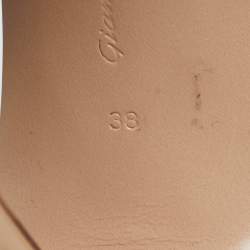 Pre Owned صندل جيانفيتو روسي ميتروبوليس بكعب خلفي من بي في سي بيج مقاس 37.5