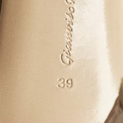 مملوكة مسبقًا Gianvito Rossi Size 39 Beige Patent Leather Pumps