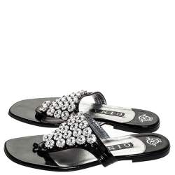 Pre Owned صندل إصبع فلات جينا جلد أسود لامع مزخرف كريستال مقاس 38