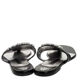 Pre Owned صندل إصبع فلات جينا جلد أسود لامع مزخرف كريستال مقاس 38