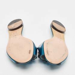 Pre Owned صندل فلات جينا جلد أزرق مرصع بالكريستال مقاس 37