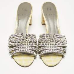 Pre Owned صندل سلايد جينا جلد براءات الاختراع كريمي مزخرف بالكريستال مقاس 41.5