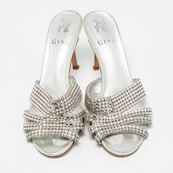 مملوكة مسبقًا Gina Size 39 Silver Leather Crystal Embellished Slide Sandals