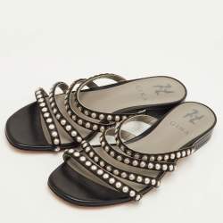 Pre Owned صندل جينا مزخرف مسطح بأسود ساتان مع سيور مقاس 38.5