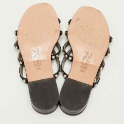 Pre Owned صندل جينا مزخرف مسطح بأسود ساتان مع سيور مقاس 38.5