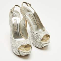 مملوكة مسبقًا Gina Size 38.5 Light Grey Satin Crystal Embellished Peep Toe Platform Slingback Sandals