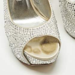 مملوكة مسبقًا Gina Size 38.5 Light Grey Satin Crystal Embellished Peep Toe Platform Slingback Sandals