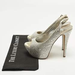 مملوكة مسبقًا Gina Size 38.5 Light Grey Satin Crystal Embellished Peep Toe Platform Slingback Sandals