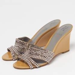 Pre Owned صندل بكعب عريض جينا سيراكيوز جلد بيج مزخرف كريستال مقاس 39.5