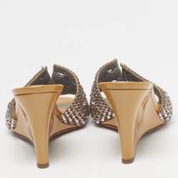 Pre Owned صندل بكعب عريض جينا سيراكيوز جلد بيج مزخرف كريستال مقاس 39.5