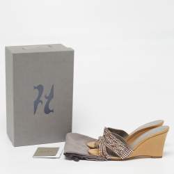 Pre Owned صندل بكعب عريض جينا سيراكيوز جلد بيج مزخرف كريستال مقاس 39.5