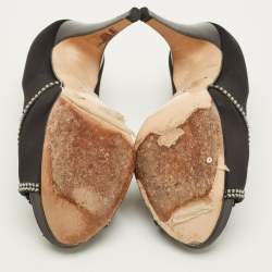 Pre Owned حذاء كعب عالي جينا مزخرف بكريستال و بنعل سميك و بمقدمة مفتوحة ساتان أسود مقاس 39