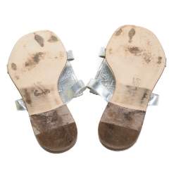 Pre Owned حذاء فلات سلايدز جينا جلد زخرفة كريستال فضى مقاس 40