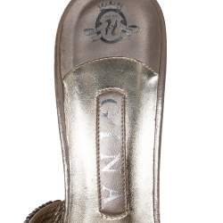 مملوكة مسبقًا صندل جينا نعل سميك جلد مزخرف بكريستال بنفسجي فاتح ميتاليك مقاس 39