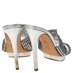 Pre Owned صندل جينا مزخرف بكريستال و بنعل سميك جلد فضي مقاس 39