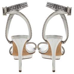 Pre Owned صندل جينا سير كاحل متعاكس جلد مزخرف كريستال فضي ميتاليك مقاس 35