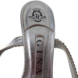 Pre Owned صندل جينا سير كاحل متعاكس جلد مزخرف كريستال فضي ميتاليك مقاس 35