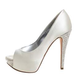 Pre Owned حذاء كعب عالي جينا نعل سميك مقدمة مفتوحة كعب مزخرف كريستال جينا ساتان أبيض مقاس 38.5