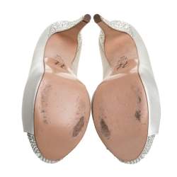 Pre Owned حذاء كعب عالي جينا نعل سميك مقدمة مفتوحة كعب مزخرف كريستال جينا ساتان أبيض مقاس 38.5