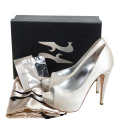 Pre Owned حذاء كعب عالي جينا نعل سميك مقدمة مفتوحة كعب مزخرف كريستال جينا ساتان أبيض مقاس 38.5