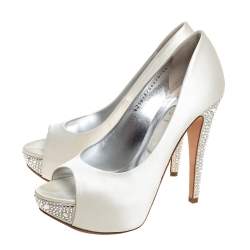 Pre Owned حذاء كعب عالي جينا نعل سميك مقدمة مفتوحة كعب مزخرف كريستال جينا ساتان أبيض مقاس 38.5