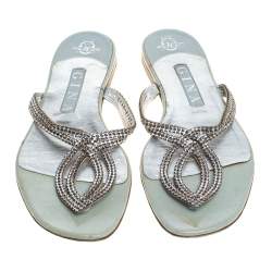 Pre Owned صندل سلايد فلات جينا مزخرف كريستال جلد فضي ميتاليك مقاس 39