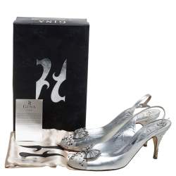 مملوكة مسبقًا Gina Metallic Silver Leather And Satin Crystal Embellished Bow Slingback Sandals Size 40.5