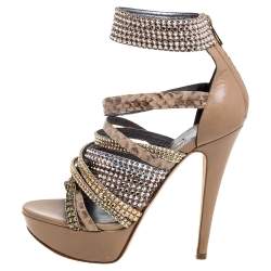 Pre Owned صندل جينا مزخرف بالكريستال ونعل سميك وأسورة كاحل جلد بيج وحواف جلد الثعبان مقاس 38