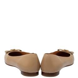 Pre Owned حذاء باليرينا فلات جينا سويدي بيج وجلد مزخرف كريستال مقاس 39.5