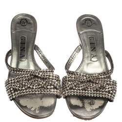 Pre Owned صندل جينا جلد فضي مزخرف كريستال مقاس 38
