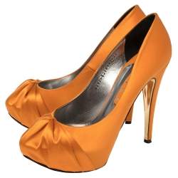 مملوكة مسبقًا حذاء كعب عالي جينا نعل سمي ك هودي ساتان برتقالي مقاس 40.5