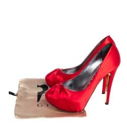 مملوكة مسبقًا حذاء كعب عالي جينا ساتان أحمر نعل سميك مقاس 37.5