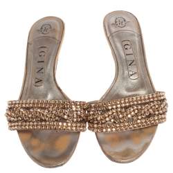 Pre Owned حذاء سلايدز جينا كعب كيتن مزخرف كريستال جلد ذهبي مقاس 36.5