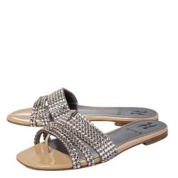 Pre Owned صندل فلات جينا لورين جلد لامع بيج مزخرف بالكريستال مقاس 37.5 