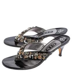 Pre Owned صندل سلايد جينا جلد لامع أسود مزخرف كريستال مقاس 39.5